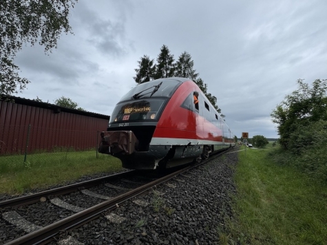 Der Unbekannte zerschlug am 19. Dezember 2025 die Scheibe einer Zugtür.