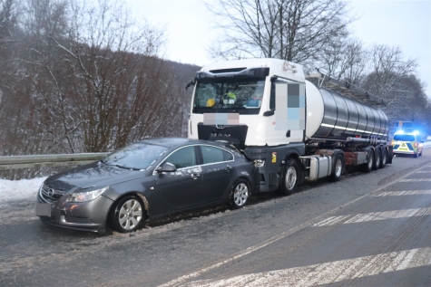 Am Montagmorgen, 12. Januar 2026, löste ein Zusammenstoß mit einem Wildschwein auf der B252 eine Kettenreaktion aus, in deren Verlauf insgesamt fünf Fahrzeuge beschädigt und drei Personen verletzt wurden.