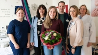 Lena Schüssler (Mitte) wird von Gina Gönnewicht (Hebamme und kommissarische Kreißsaal-Leitung), Anne Bülling (Geschäftsführerin), Björn Hesse (stellvertretender Betriebsratsvorsitzender), Silvia Vesper (Pflegedienstleiterin), Gabriele Schalk (Leitende Oberärztin und kommissarische Leitung der Gynäkologie und Geburtshilfe) zur bestandenen Bachelor beglückwünscht.