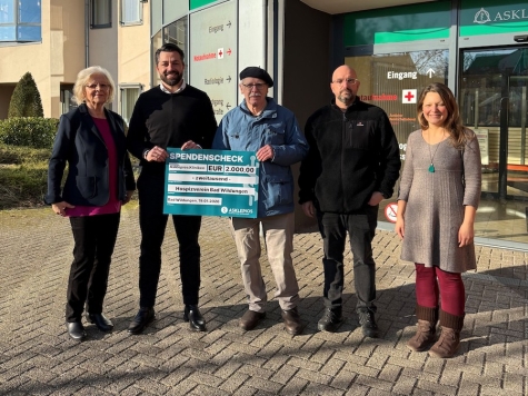 Freuen sich über die Spende: Heidi Gloszah (Begleiterin), Fabian Mäser (Klinikgeschäftsführer), Erhard Hain (1. Vorsitzender), Michael Maerz (Begleiter und Vorstandsmitglied) sowie Anne Gerhardt (Koordinatorin)