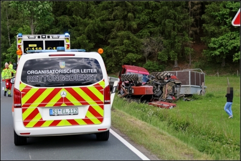 Der Kleintransporter kam von der Straße ab und prallte gegen einen im Feld stehenden Traktor. 