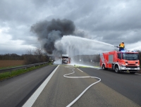 Zu einem brennenden LKW wurde die Feuerwehr Kassel am 25. März 2023 gegen 15 Uhr auf die A7 alarmiert.