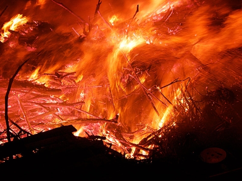 Osterfeuer sind beliebt – doch sie erfordern Umsicht und klare Regeln.