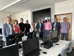 Stellen die Umsetzung des DigitalPakts in Waldeck-Frankenberg anhand des Bei- spiels der Frankenberger Burgwaldschule vor (v.l.n.r.): Landrat Jürgen van der  Horst, Bürgermeisterin Barbara Eckes, Christian Arnold (IT-Sachgebietsleiter Fach- dienst Informationstechnik und Digitale Verwaltung, Landkreis), Stefan Beckmann  (Elektrotechniker Fachdienst Gebäudewirtschaft, Landkreis), Bettina Wilhelmi (stellvertretende Fachdienstleiterin Schulen und Bildung, Landkreis), Jens Freisen (stellvertretender Fachdienstleiter Informationstechnik und Digitale Verwaltung,  Landkreis), Dirk Wilke (stellvertretender Fachdienstleiter Gebäudewirtschaft, Land- kreis), Schulleiter Marcel Himmelmann, stellvertretender Schulleiter René Koch.