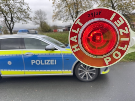 Ein 41-jähriger Autofahrer landete am 01.02.2026 mit seinem Skoda im Graben der A 7 und flüchtete anschließend trotz massiver Schäden.