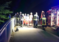Ein junger Mann geriet am 8. August im Diemelsee in Not. Couragierte Helfer sprangen in den See, die Feuerwehr setzte ein Rettungsboot ein.