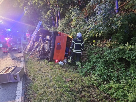 Im Bereich der Schwanenteichkurven überschlug sich am 31. Mai 2026 ein Transporter und blieb auf der Seite liegen.