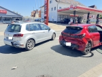 Ein Vivaro schob einen Peugeot auf einen abbiegenden Golf – alle drei Fahrzeuge wurden beschädigt.