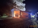 Rund 50 Einsatzkr&auml;fte bek&auml;mpften am 29. Juli 2026 den Brand einer Feldscheune zwischen Rennertehausen und Berghofen.