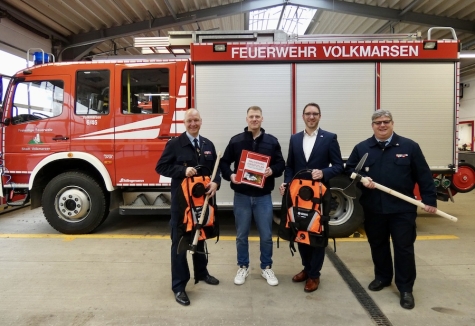 Bürgermeister Hendrik Vahle übergab die neue Ausrüstung an die Stadtbrandinspektoren Kai Wiebusch und Andreas Wilke sowie Zugführer Markus Sinnhuber.