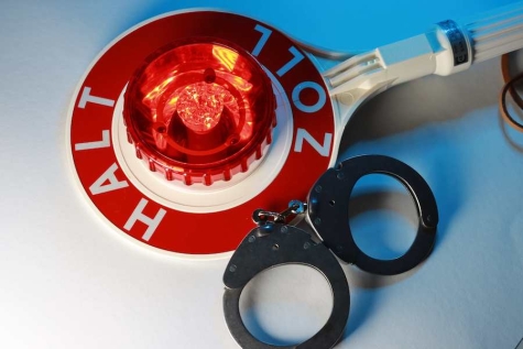 Bei Durchsuchungen im Rhein-Main-Gebiet stellten Ermittler Betäubungsmittel, Waffen und Vermögenswerte sicher.