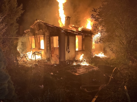 Beim Einsatz am 17. August 2025 um 22.30 Uhr stand auf dem Gelände „Fackelteich“ eine alleinstehende Gartenlaube in Vollbrand.