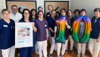 Das interdisziplinäre Team der Geriatrie feierte das 10jährige Jubiläum. Links Stationsmanagerin Denise Schütz, dahinter Chefarzt Dr. med. Dr. theol. Matthias M. Gernhardt.