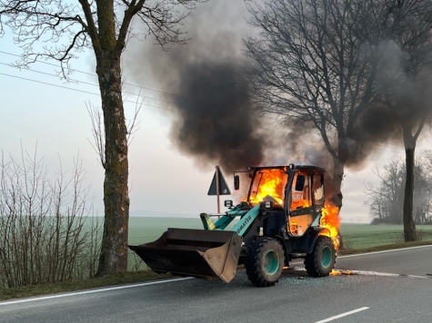 Ein Feuer im Heckbereich brach am 4. März 2026 auf der L 838 aus, der Fahrer stieg unverletzt aus.