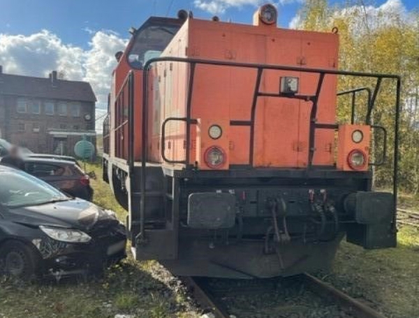Am Samstagmittag (5. November 2022) hat ein Güterzug während einer Rangierfahrt im Rangierbahnhof Kassel ein parkendes Auto mit der Aufstiegshilfe erwischt und es etwa zwei Meter zur Seite geschoben.