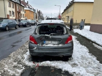 In der Pfarrstraße in Kassel-Bettenhausen hinterließ ein flüchtiger Autofahrer in der Nacht zum Dienstag, den 27.01.2026, zwei stark beschädigte Fahrzeuge.