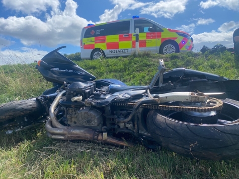 Am 30.. August 2025 verunglückte ein 28-jähriger Motorradfahrer aus Detmold auf der K 52 zwischen Immighausen und Thalitter.
