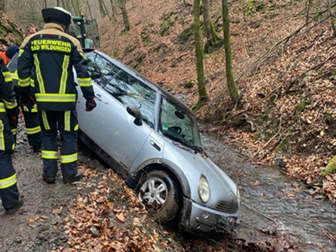 Am 1. Januar 2025 rückte die Freiwillige Feuerwehr, Polizeikräfte und ein Landwirt zu einer Fahrzeugbergung aus.