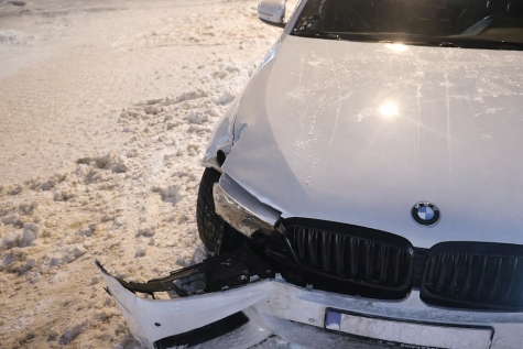 Auf der Briloner Landstraße kam am 2. Januar 2026 ein weißer BMW von der Fahrbahn ab und prallte gegen einen Überflurhydranten.