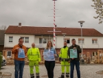 Die Feuerwehr-Vorstandsmitglieder Stefan Jakob, Carolin Jakobi und Jonas Hesse freuen sich mit den Bauhof-Mitarbeitenden Helmut Lerch und Bastian Werner auf das bevorstehende Maifest in Rosenthal.