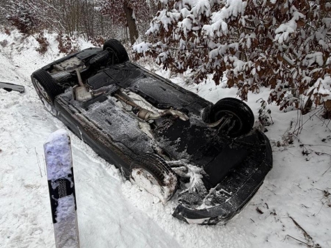Nach einem schweren Unfall auf der Kreisstraße 43 am 26.01.2026 blieb von dem Audi A 4 nur noch ein Totalschaden im Straßengraben zurück.