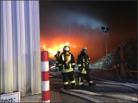 Derzeit ist die Feuerwehr mit einem Großaufgebot im Einsatz.