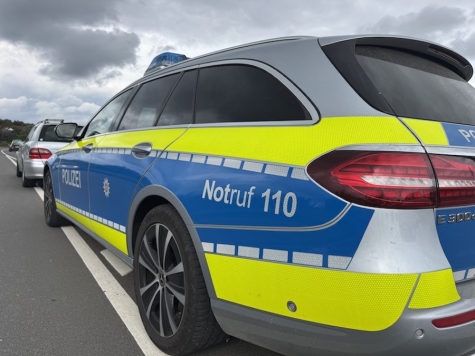 Die Polizei ermittelt wegen Fahrerflucht: Ein Mercedes Viano soll beim Spurwechsel einen Audi beschädigt und sich anschließend entfernt haben.