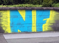 Werbebanner am Sportplatz Helsen wurden mit Farbe besprüht - die Polizei sucht Zeugen der Tat.