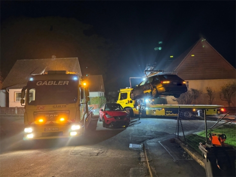 Polizeikräfte und ein Abschlepper rückten am 1. Dezember 2024 nach Höringhausen (Landkreis Waldeck-Frankenberg) aus.