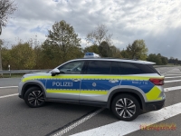 Ein grauer VW T-Cross wurde am 10. Oktober 2026 auf einem Parkplatz in Korbach beschädigt.