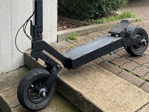 Zwei Männer flüchteten am 13. Oktober 2026 in Bielefeld mit einem E-Scooter vor der Polizei.