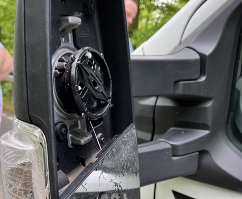 Beim Vorbeifahren touchierte ein unbekannter Wagen den Spiegel; am flüchtigen Fahrzeug löste sich das Spiegelglas.