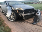 Dieser Audi A8 kollidierte mit einem Baum in der Ortslage von Massenhausen - die Polizei in Bad Arolsen sucht Zeugen. 