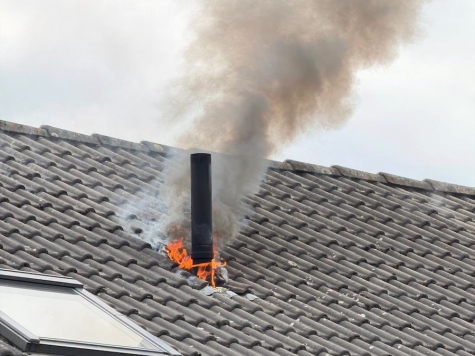 Flammen und Rauch waren am 30. Juni 2026 im Dachbereich des Wohnhauses sichtbar.