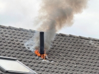 Flammen und Rauch waren am 30. Juni 2026 im Dachbereich des Wohnhauses sichtbar.