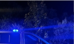 Die Polizei sucht Zeugen, nachdem ein Mann sich nachts mit heruntergelassener Hose zeigte.