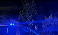 Die Polizei sucht Zeugen, nachdem ein Mann sich nachts mit heruntergelassener Hose zeigte.