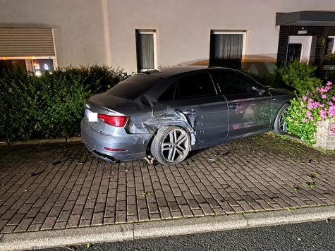 Auf der Arolser Straße in Adorf kollidierte am 4. September 2026 ein Skoda mit einem geparkten Audi.