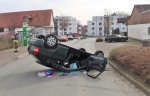 Ein grüner Honda überschlug sich und blieb auf dem Dach liegen, die Fahrerin wurde schwer verletzt.