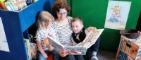 Beim Elterncafé am 14. September 2026 können Kinder in der Stadtbücherei Korbach gemeinsam die Welt der Bücher entdecken.