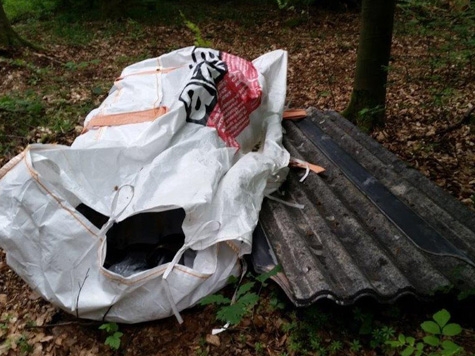 Asbestplatten und anderen Abfall ahben unbekannte bei Bad Wildungen illegal entorgt.