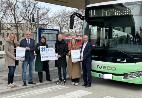 Landkreis, EWF, NVV und Kurhessenbahn beteiligen sich auch in 2026 an der bundesweiten  Kampagne #KeinKomliment: (v.l.n.r.) Tanja Schreiber, Fachdienst Frauen und Chancengleichheit; Erster Kreisbeigeordneter Karl-Friedrich Frese; NVV-Pressesprecherin Judith  Féaux de Lacroix; EWF-Geschäftsführer Frank Benz; Miriam Drüppel, stellvertretende Fachdienstleiterin Frauen und Chancengleichheit; Kurhessenbahn-Geschäftsleiter Jens Wrabletz.