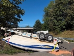 Ein Bootsanhänger ist am 6. September 2026 nach dem Abbiegen von der B 252 in Richtung Wrexen umgekippt.