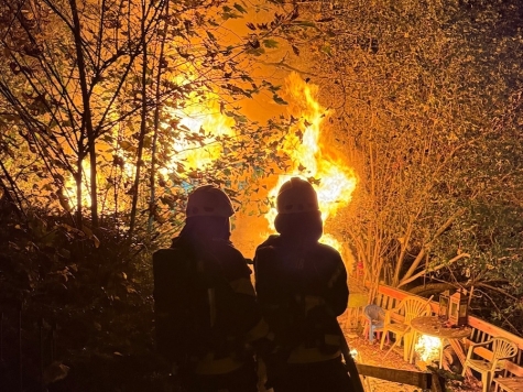 Eine Gartenlaube stand am 5. Oktober 2026 im Kasseler Stadtteil Fasanenhof in Vollbrand.