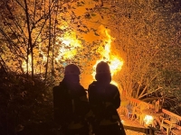 Eine Gartenlaube stand am 5. Oktober 2026 im Kasseler Stadtteil Fasanenhof in Vollbrand.