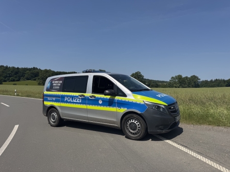 Am 23. September 2025 gegen 14.45 Uhr bemerkte eine Zeugin einen Mann mit heruntergelassener Hose neben einem Fußweg in Verlängerung des Haardtwegs.