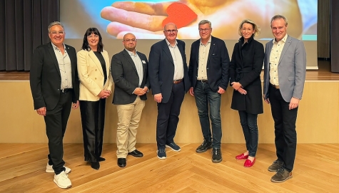 Am Informationsabend in Frankenberg v. l.: Sassan Pur (Geschäftsführung Korbach), Anne Bülling (Geschäftsführung Frankenberg), Yaseen Omar (Chefarzt Zentrale Notaufnahme, Frankenberg), Prof. Dr. med. Bernhard Schieffer (Direktor der Kardiologie am Uniklinikum Marburg), Serguei Korboukov (Chefarzt Kardiologie, Korbach), Prof. Dr. med. Birgit Markus, (stellv. Direktorin der Kardiologie am Uniklinikum Marburg), Landrat Jürgen van der Horst.