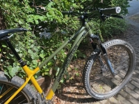 Zwei Mountainbikes wurden in Allendorf (Eder) aus einem Carport gestohlen.