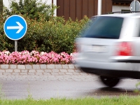 Zwischen dem 13. Juli 2025, 21.30 Uhr, und dem 14. Juli 2025, 5.30 Uhr, wurde im Kreisverkehr an der Marburger Straße in Frankenberg ein blau-weißes Verkehrszeichen beschädigt – der unbekannte Fahrer flüchtete von der Unfallstelle.