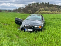 Dieser BMW landete am 24. April 2023 im Feld neben der Landesstraße 3076. 